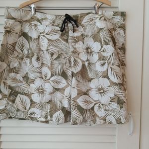 LL Bean tan/white Floral Leaf Pattern men's size 44 casual/beach shorts.